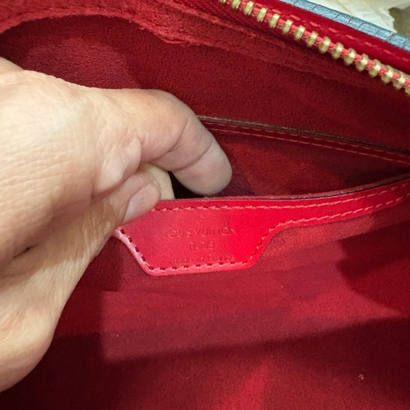 LV Epi Leather gorgeous red bag! - Picture 5 of 8